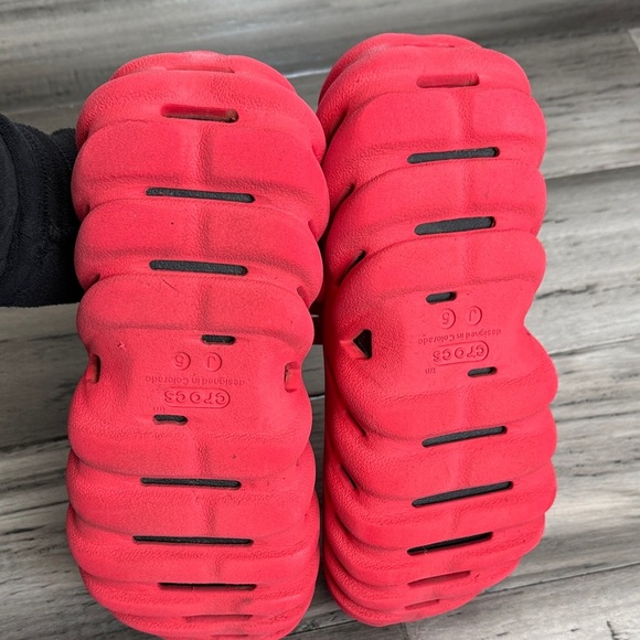 CROCS Men Vibrant Red Water Shoes - Picture 7 of 12